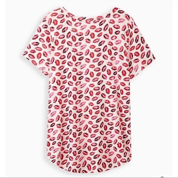 Torrid White Multi Lip Design Pocket Tee Casual Feminine Contemporary Brand New - Picture 2 of 11